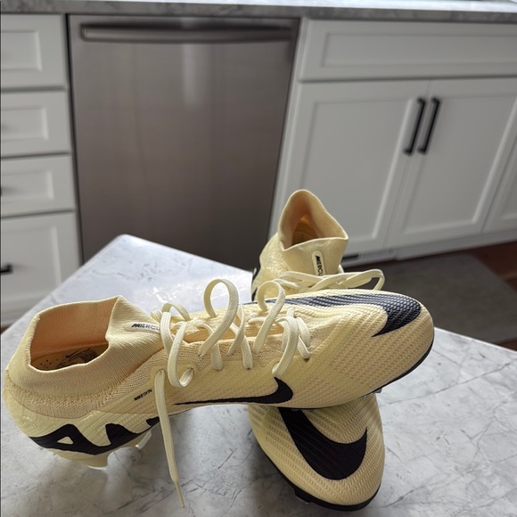 Nike Cream and Black Soccer Cleats - Picture 1 of 3